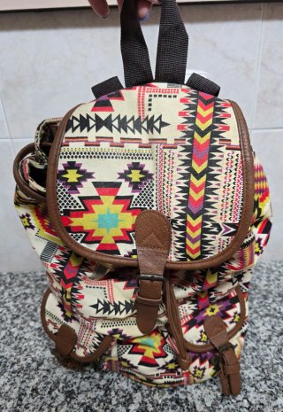 Mochila étnica multicolor con detalles marrones