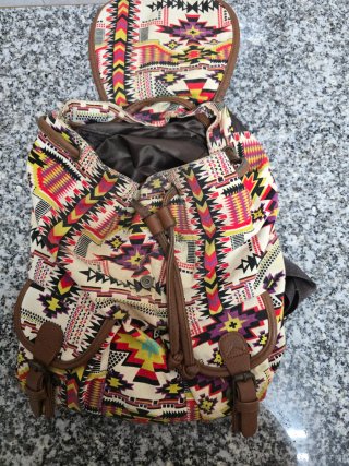 Mochila étnica multicolor con detalles marrones