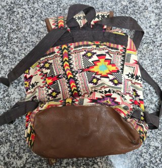 Mochila étnica multicolor con detalles marrones