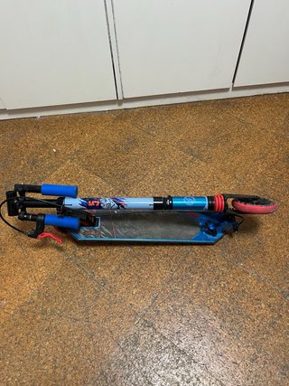 Patinete Azul metalizado con maneta de freno