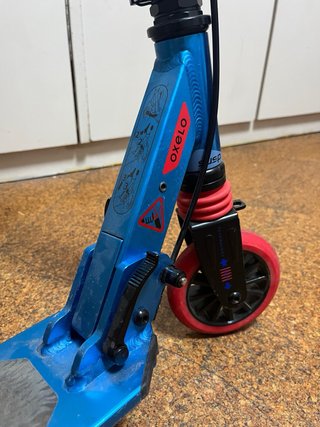 Patinete Azul metalizado con maneta de freno