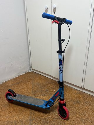 Patinete Azul metalizado con maneta de freno