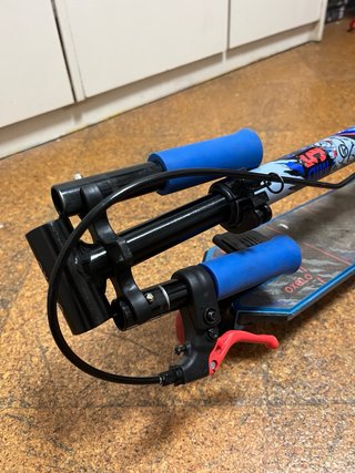 Patinete Azul metalizado con maneta de freno