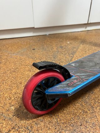 Patinete Azul metalizado con maneta de freno