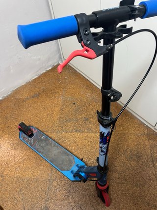 Patinete Azul metalizado con maneta de freno