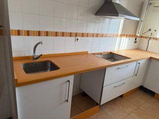 Cocina modular naranja y blanca