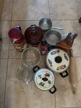 Lote de cocina: ollas, jarra y más