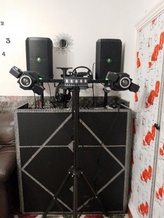 Altavoces Mackie negro.