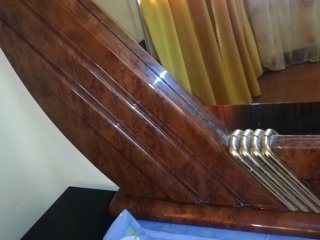 Cómoda de madera con espejo
