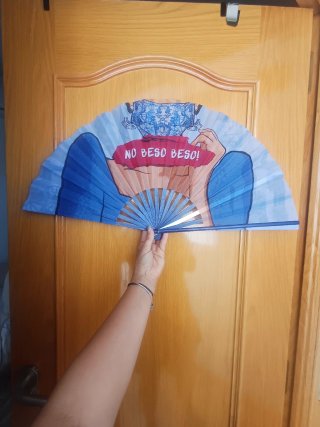 Abanico azul y rojo con mensaje
