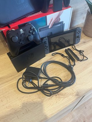 ¡CÓMO NUEVA! Nintendo Switch Gris + Accesorios
