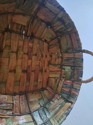 Cesti in vimini decorati con nastro rosso