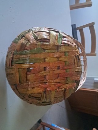 Cesti in vimini decorati con nastro rosso