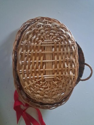 Cesti in vimini decorati con nastro rosso