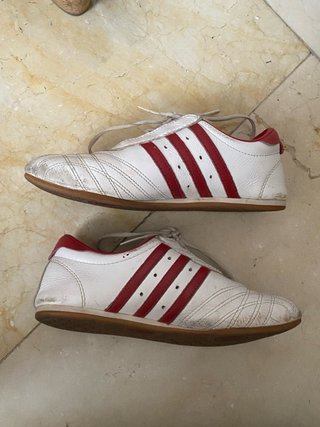 Zapatillas Adidas Blancas y Rojas