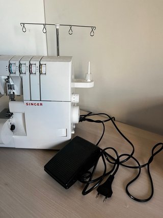 Máquina Overlock Singer