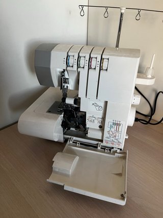 Máquina Overlock Singer