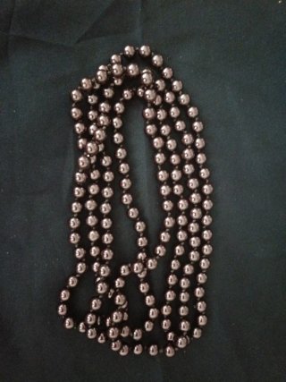 Collar de perlas moradas