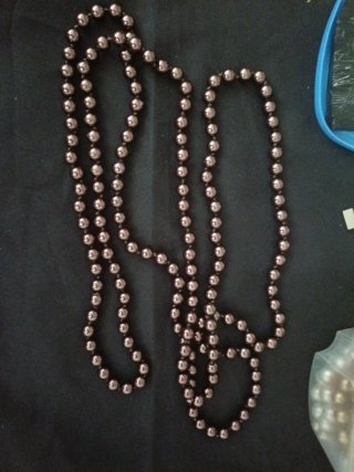 Collar de perlas moradas