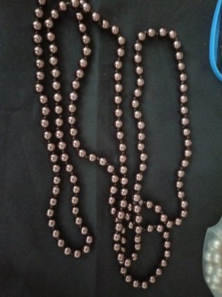 Collar de perlas moradas