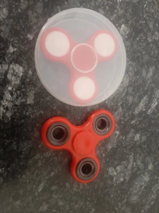 Lote 2: Spinner Rojos,yno con caja con Tapa