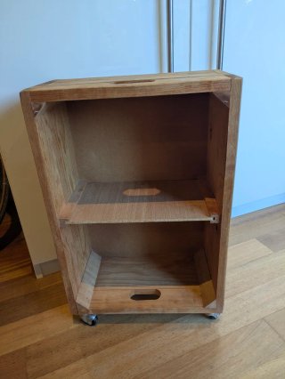 Mesita de noche o auxiliar madera con ruedas