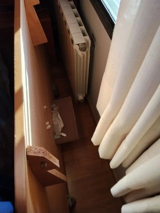 Cabecero de cama de madera marrón