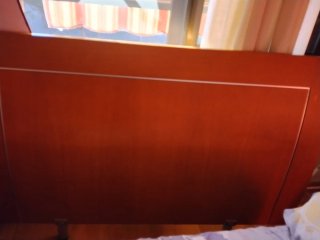 Cabecero de cama de madera marrón