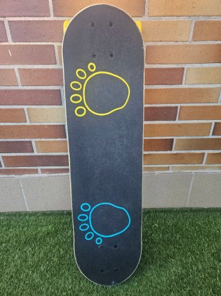Skateboard Decathlon infantil huellas.