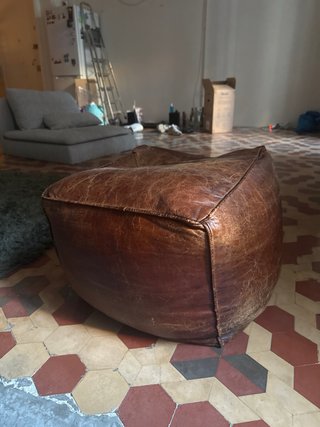 Puff de cuero marrón
