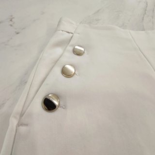 Shorts blancos Zara con botones dorados