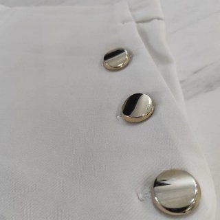 Shorts blancos Zara con botones dorados