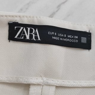 Shorts blancos Zara con botones dorados