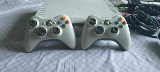 Xbox 360 Blanca + 2 Mandos y Juegos