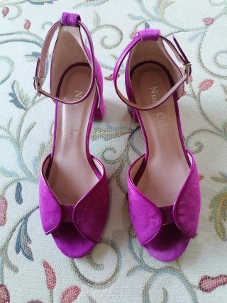 Zapatos de fiesta Nuria Cobo color buganvilla