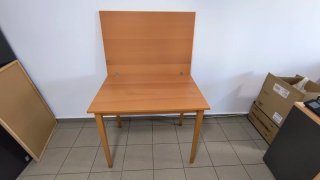 Mesa de madera marrón