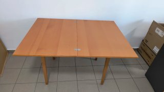 Mesa de madera marrón