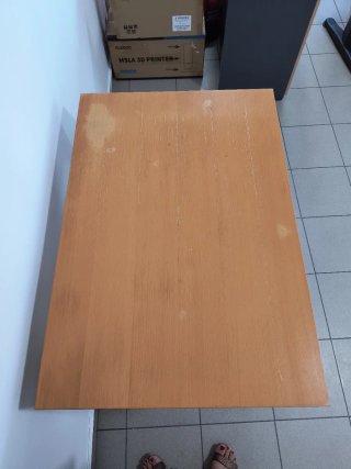 Mesa de madera marrón