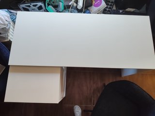 Escritorio blanco con cajonera