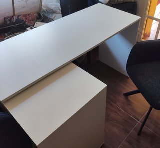 Escritorio blanco con cajonera
