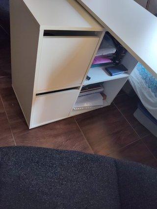 Escritorio blanco con cajonera