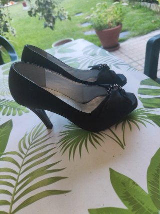 Zapatos de fiesta negros nuevos