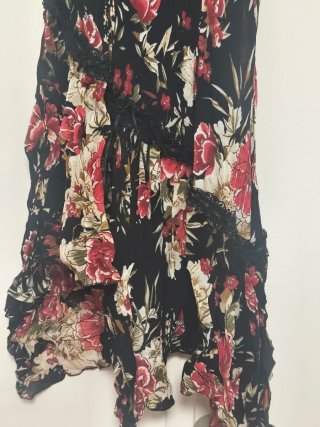 Vestido largo floral negro y rojo