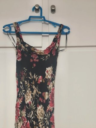 Vestido largo floral negro y rojo