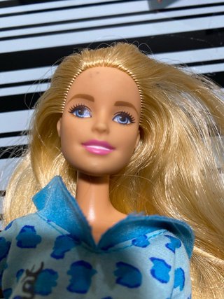 Muñeca Barbie con vestido azul estampado