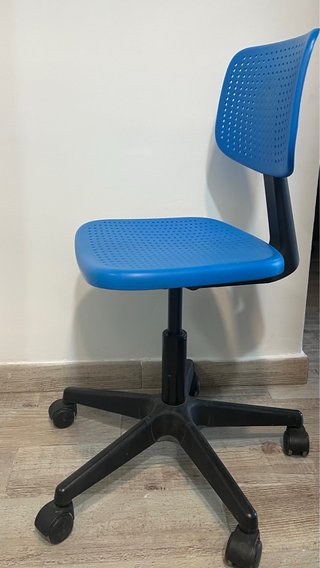 Silla infantil/juvenil azul con ruedas