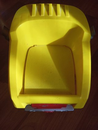 Coche de juguete rojo y amarillo