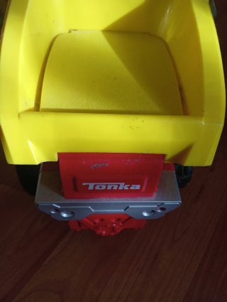 Coche de juguete rojo y amarillo