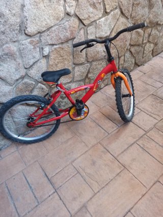 Bicicleta infantil roja