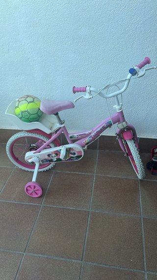 Bicicleta infantil rosa con ruedines
